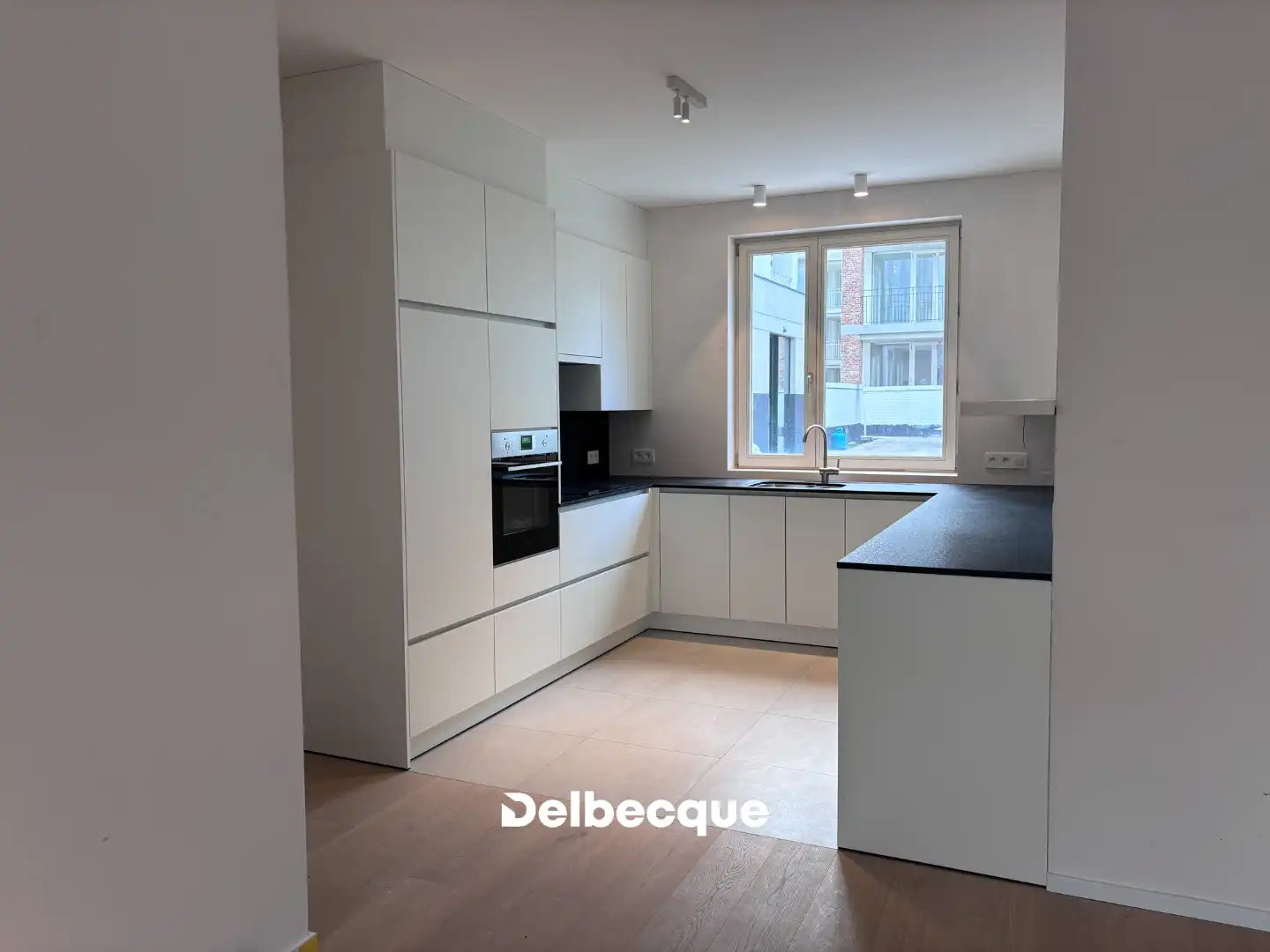 Instapklare stapelwoning met 2 slaapkamers op toplocatie in Brugge foto 3