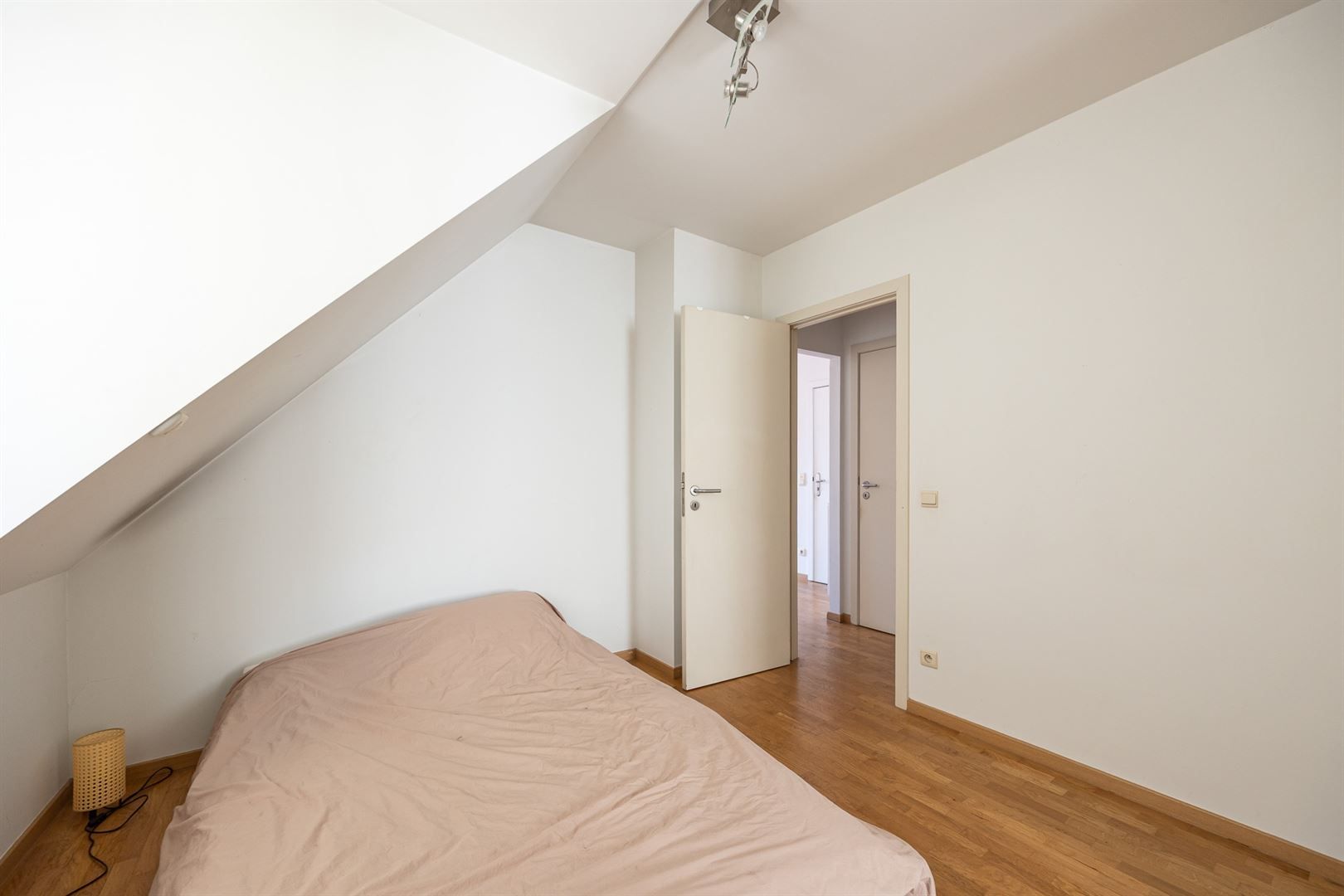 Ruim, lichtrijk appartement met terras en wijds, open zicht. foto 15