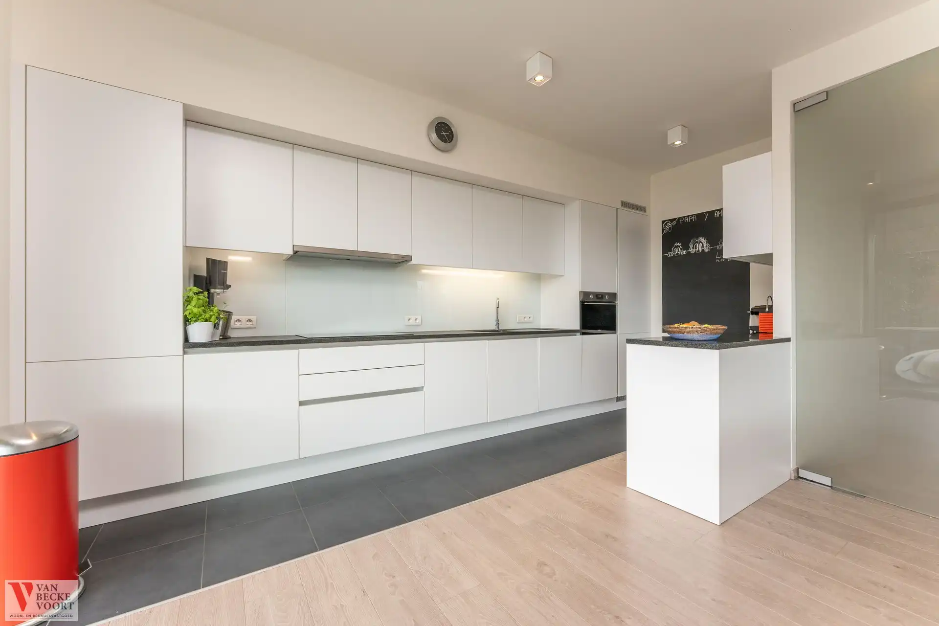 Gelijkvloers appartement op onevenaarbare locatie foto 8