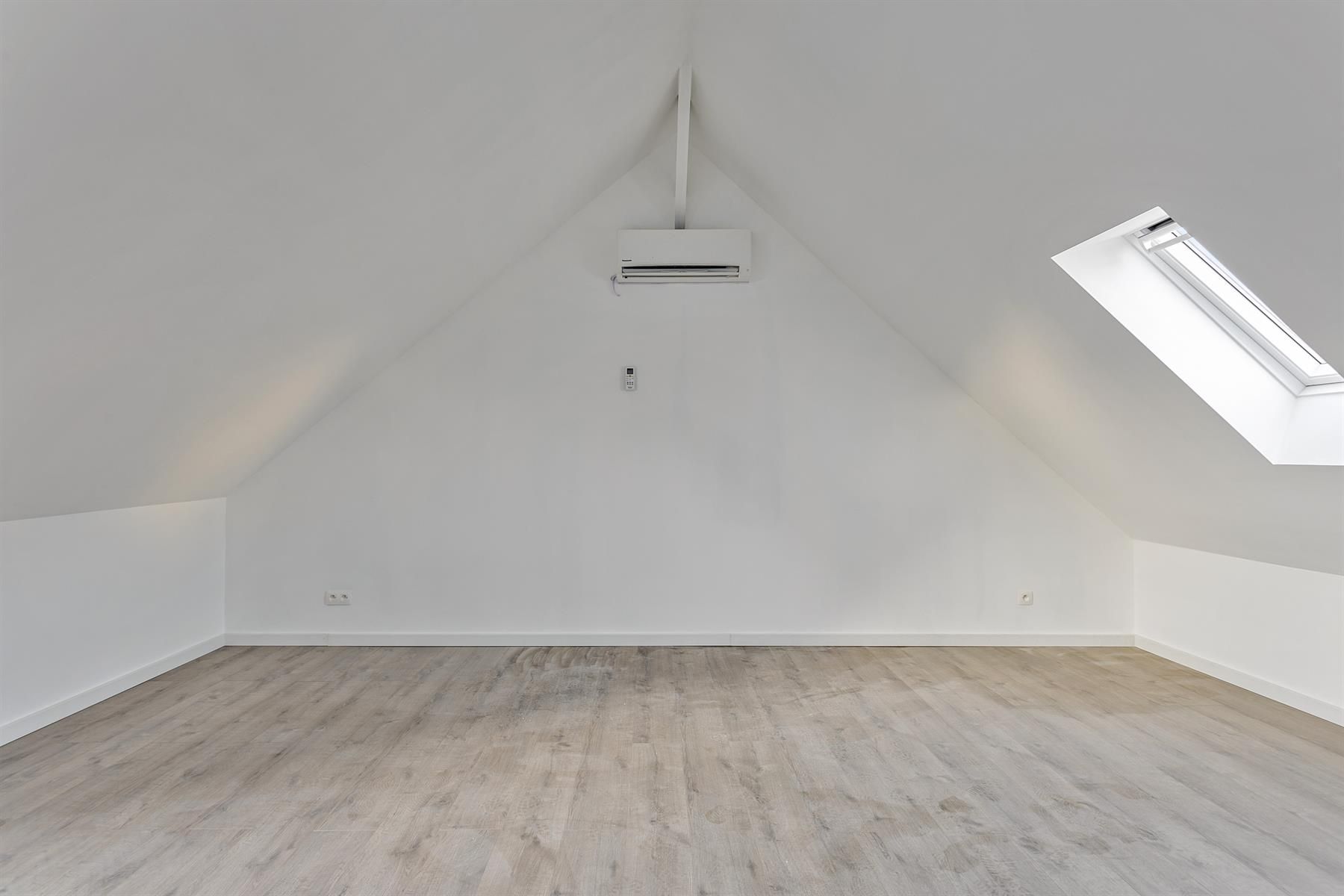 Totaal gerenoveerde woning met koer en voortuin. foto 12