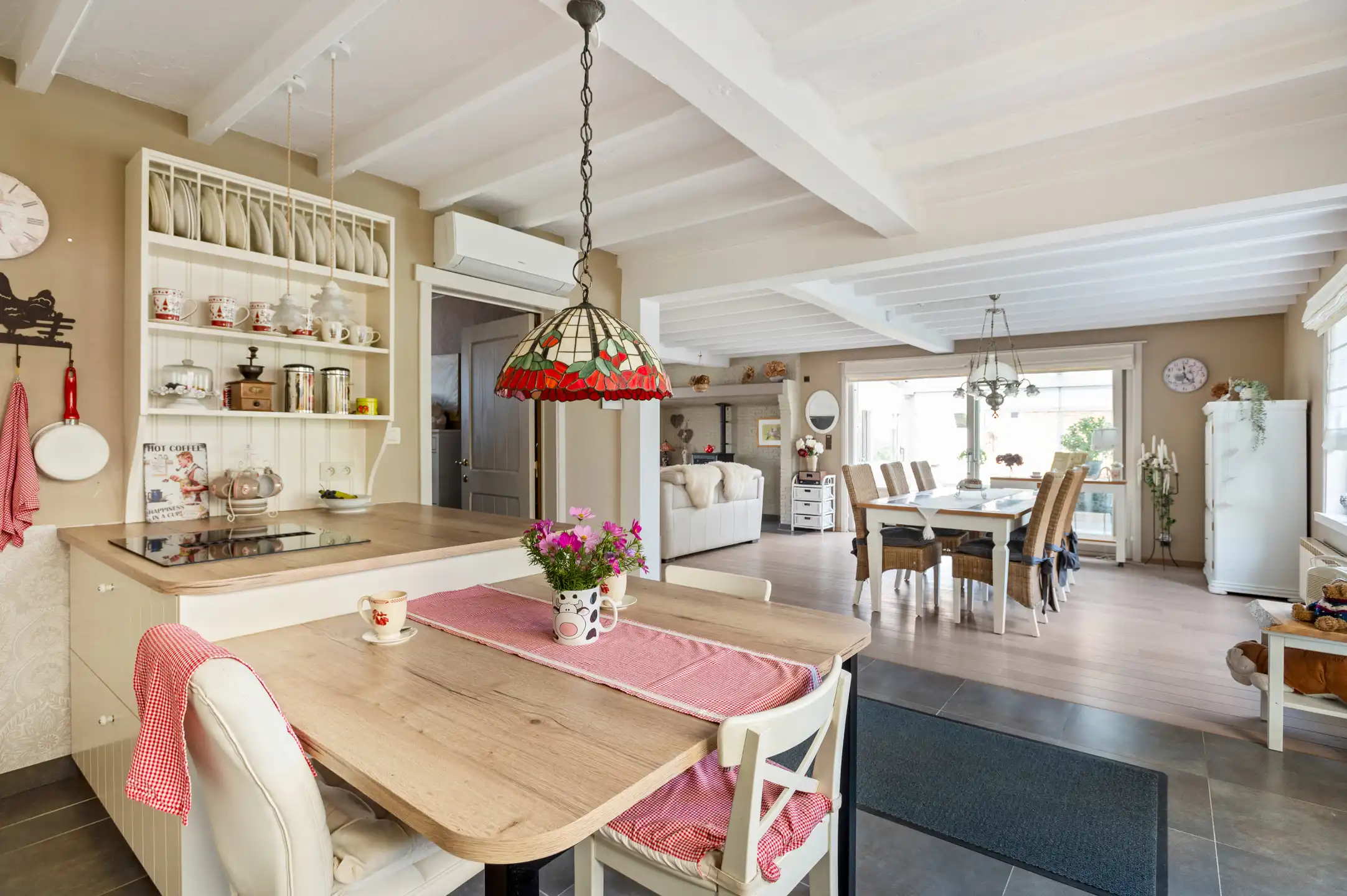 Mooie open bebouwing met knappe tuin in een rustige woonwijk foto 3