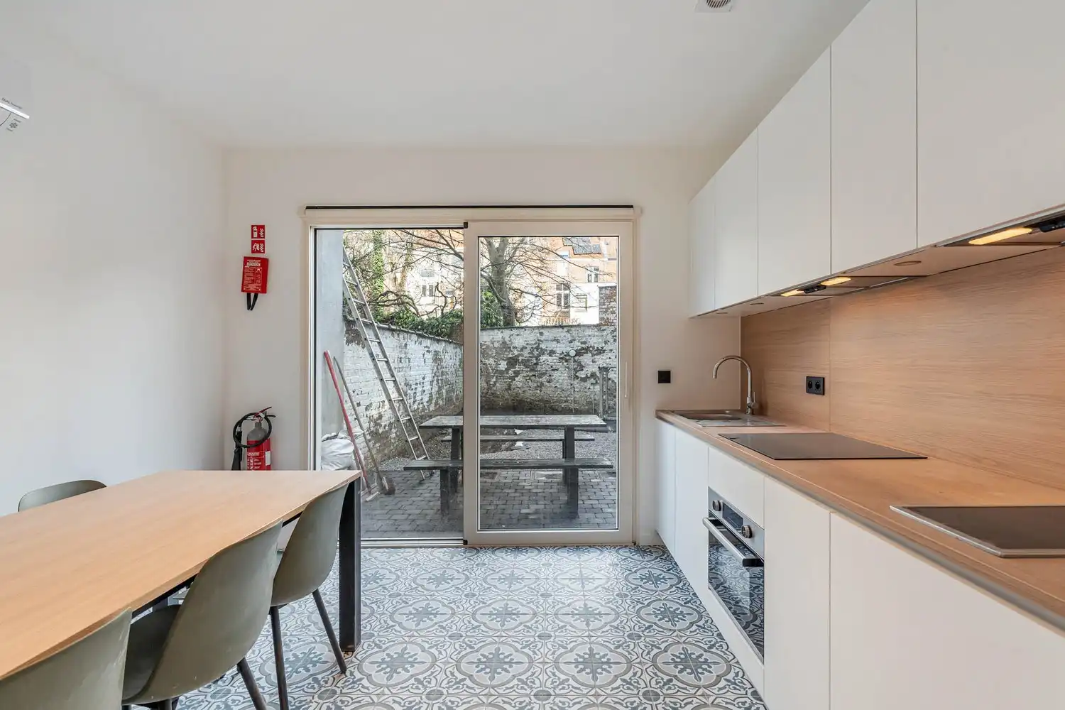 TOTAALRENOVATIE - Goed gelegen en gemeubelde studentenkamer met eigen sanitair (wc, douche & wastafel)! foto 4