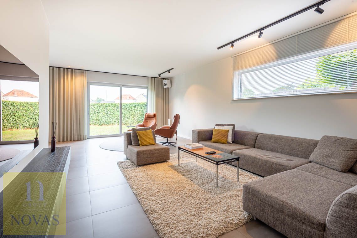 Ruime instapklare woning met 4 tot 5 slaapkamers, zonnepanelen, airco, inpandige garage en buitenstaanplaatsen foto 12