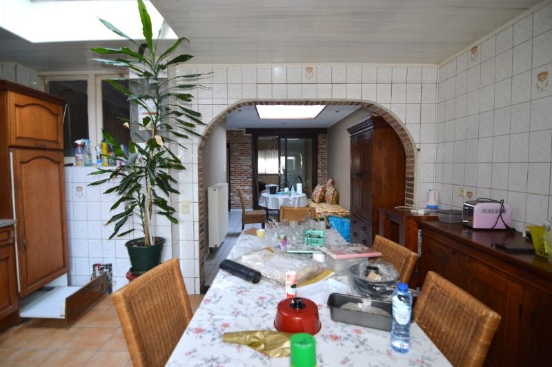 TE RENOVEREN: Ruime gezinswoning met 4 slaapkamers en tuin nabij stadscentrum en station foto 5