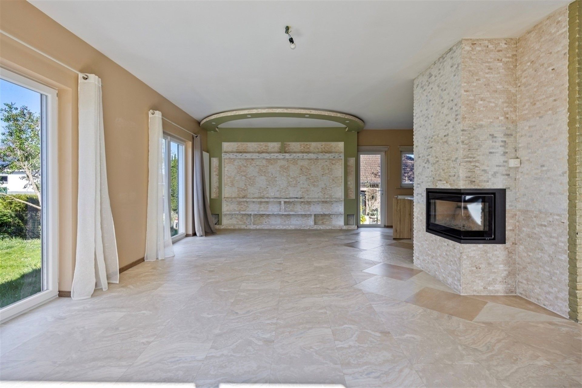 Ruime gerenoveerde villa met 4 slaapkmaers in residentiele wijk foto 8