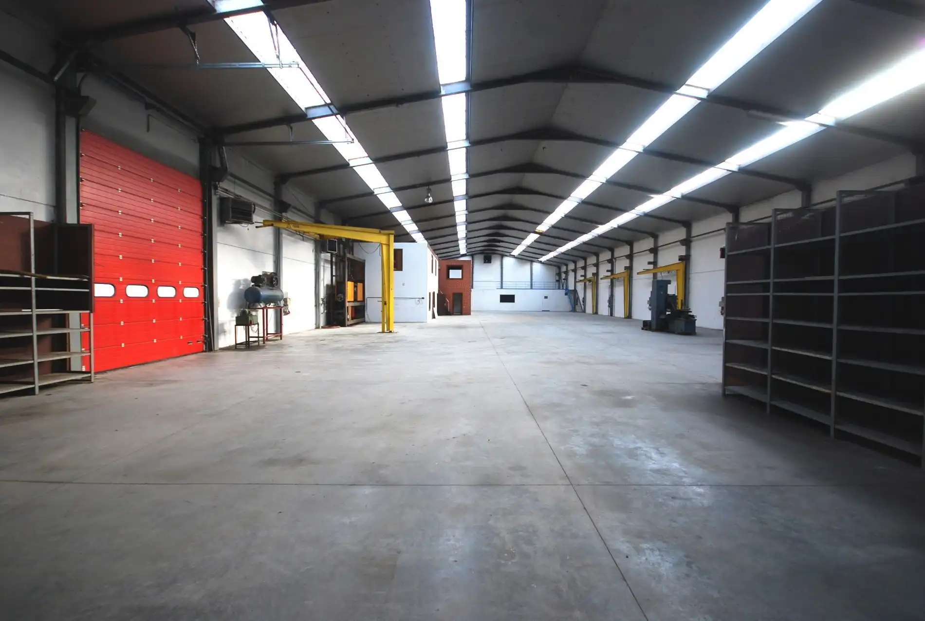 VEELZIJDIGE RUIME LOODS VAN 1150 M² MET BURELEN EN TOONZAAL  foto 2