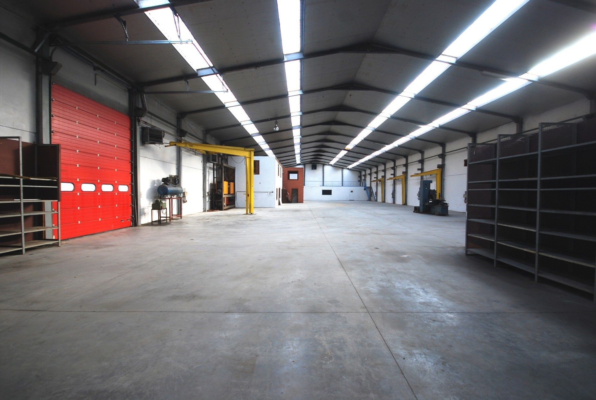 VEELZIJDIGE RUIME LOODS VAN 1150 M² MET BURELEN EN TOONZAAL  foto 2