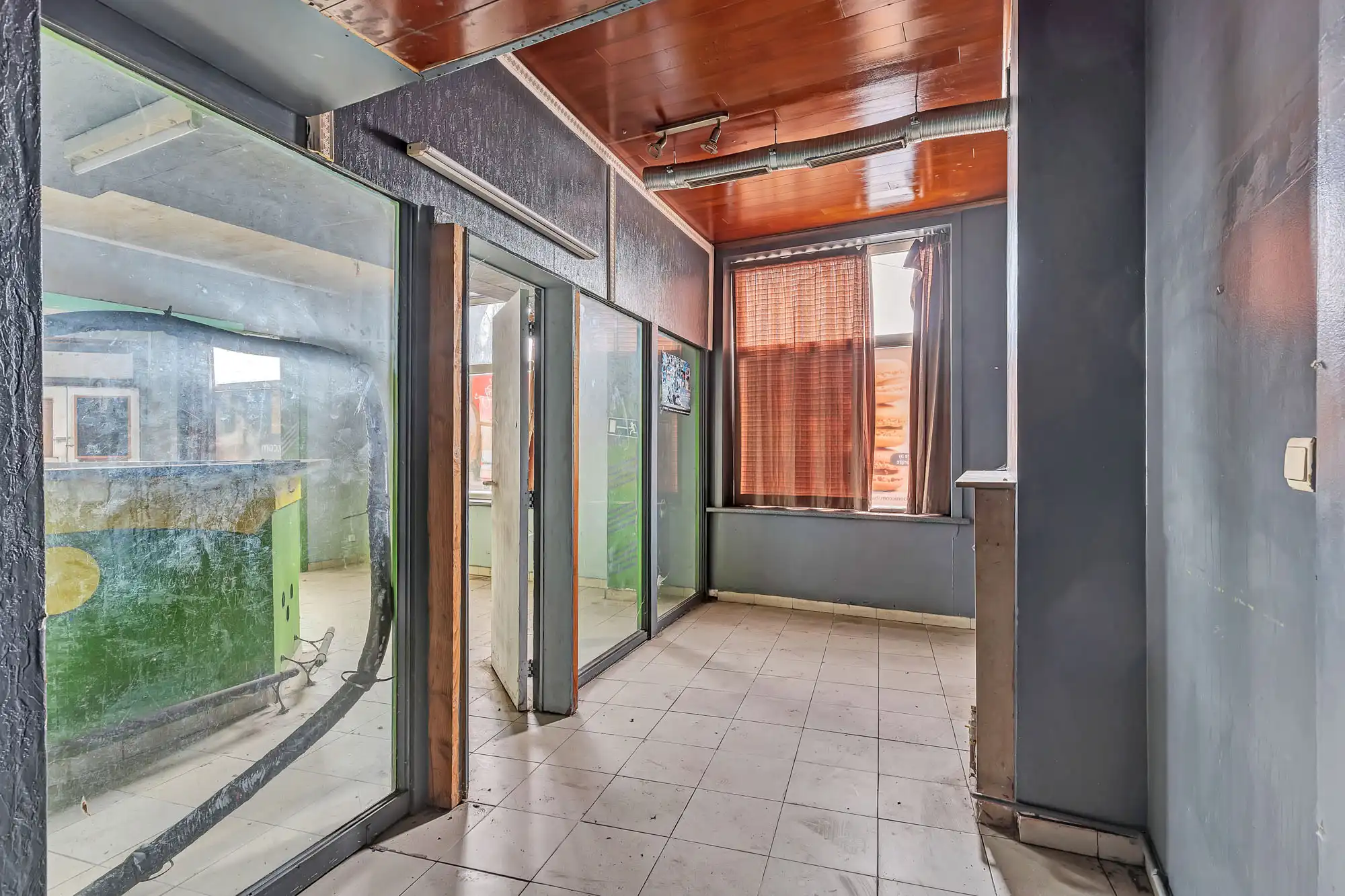 Volledig te renoveren handelspand met woonst op toplocatie foto 6