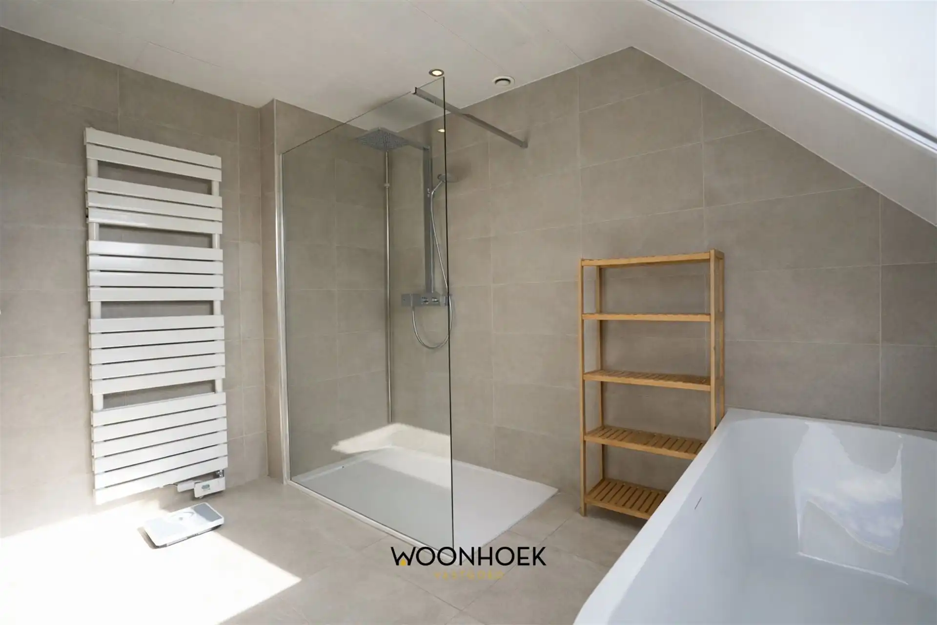  Woning met eigentijdse en serene architectuur foto 9