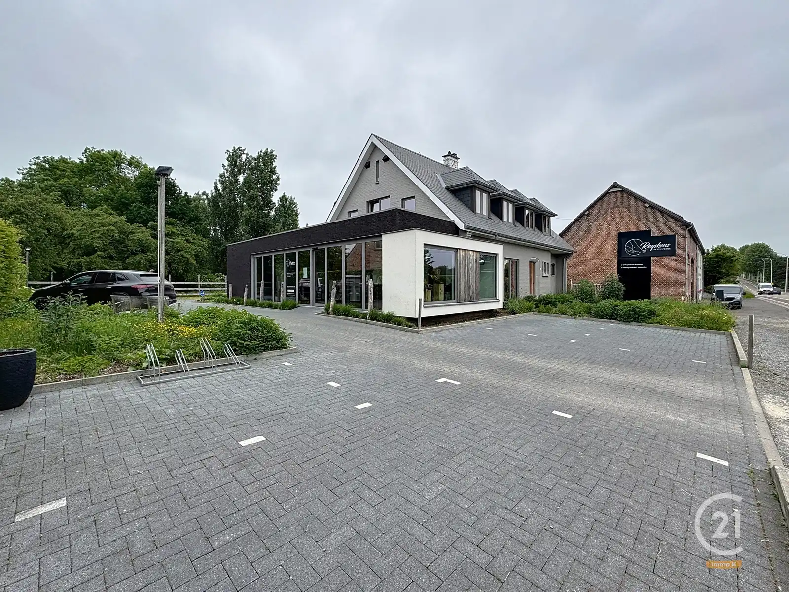 Volledig gerenoveerd handelshuis met woonst op toplocatie! foto 18