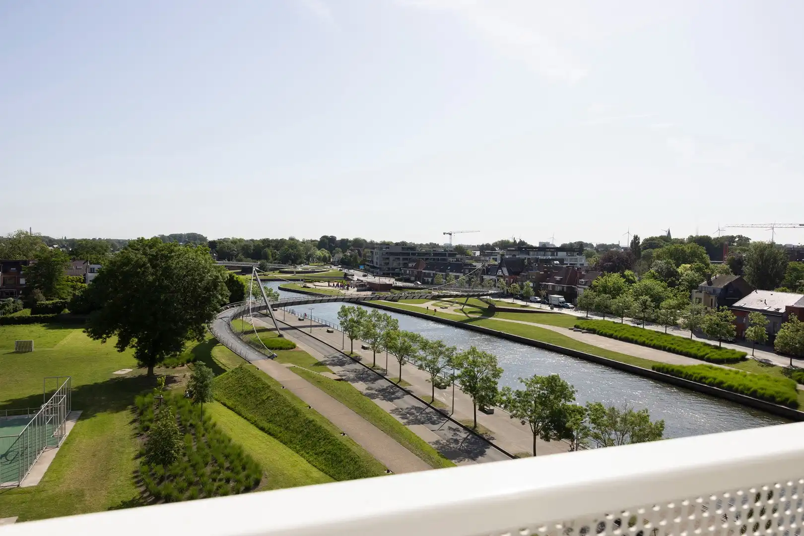 Lichtrijk wonen op de 5de verd. van een iconische woontoren. foto 2