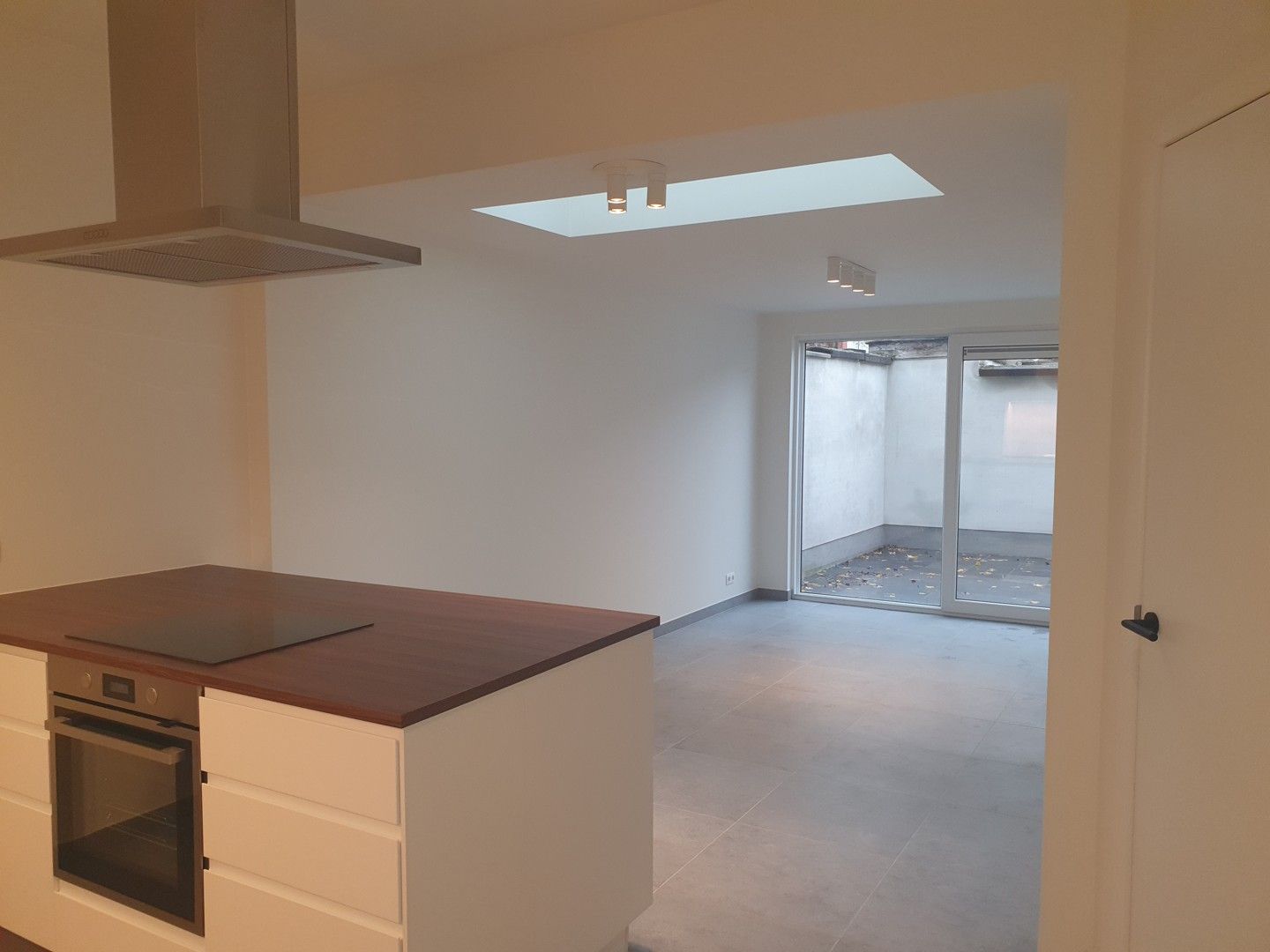 Instapklaar, duurzaam afgewerkt appartement te huur in Sint-Amandsberg foto {{pictureIndex}}