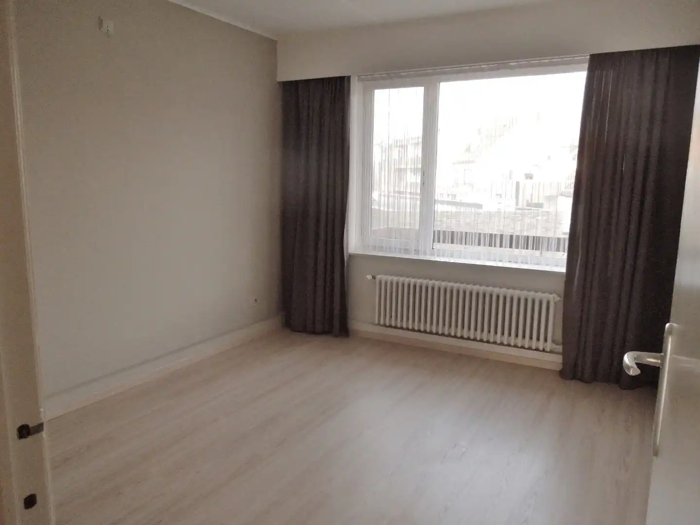 Ongemeubeld lichtrijk appartement met twee slaapkamers foto 9