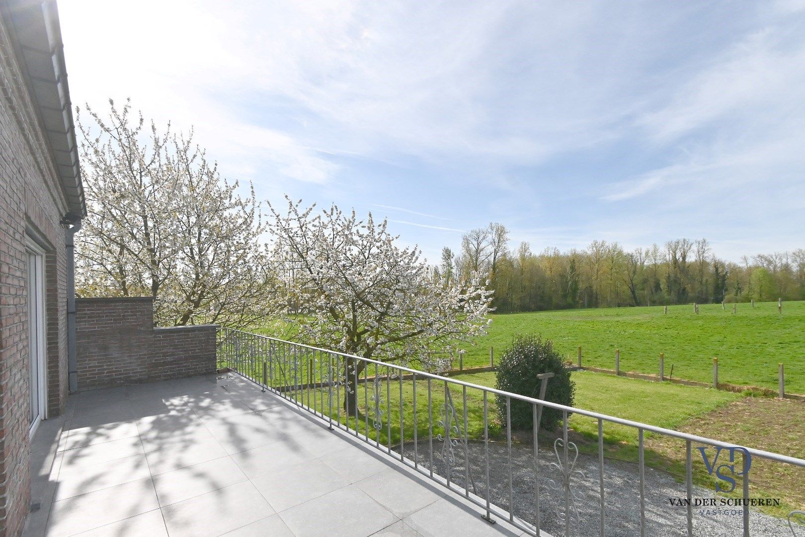 Ruime woning op unieke locatie in het groen, vlakbij Dikkele foto {{pictureIndex}}