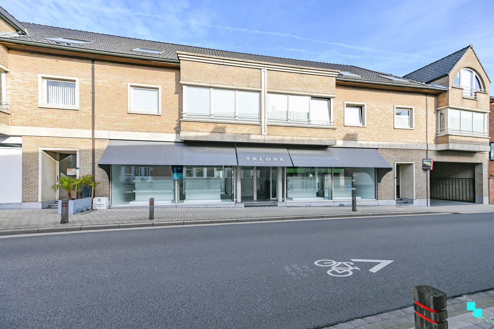 Centraal gelegen handelspand met etalage in hartje Lendelede foto 2