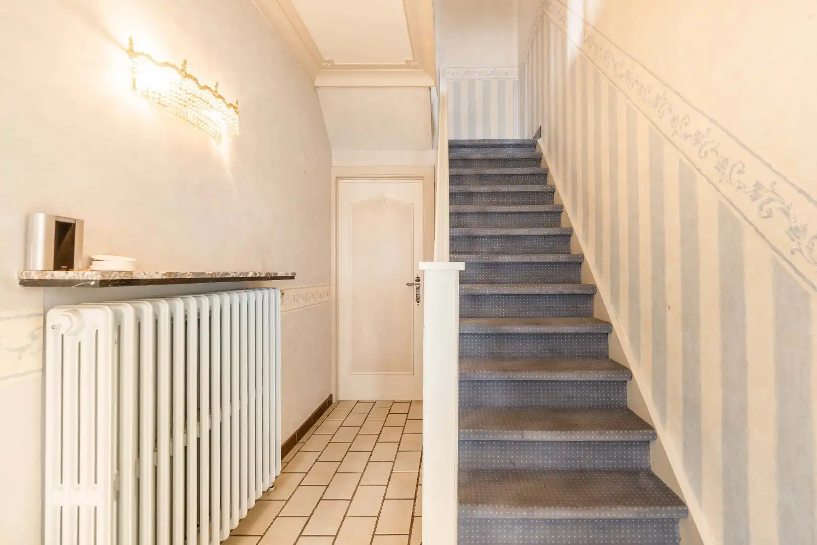 VERRASSEND RUIME WONING VLAKBIJ CENTRUM PITTEM foto 3