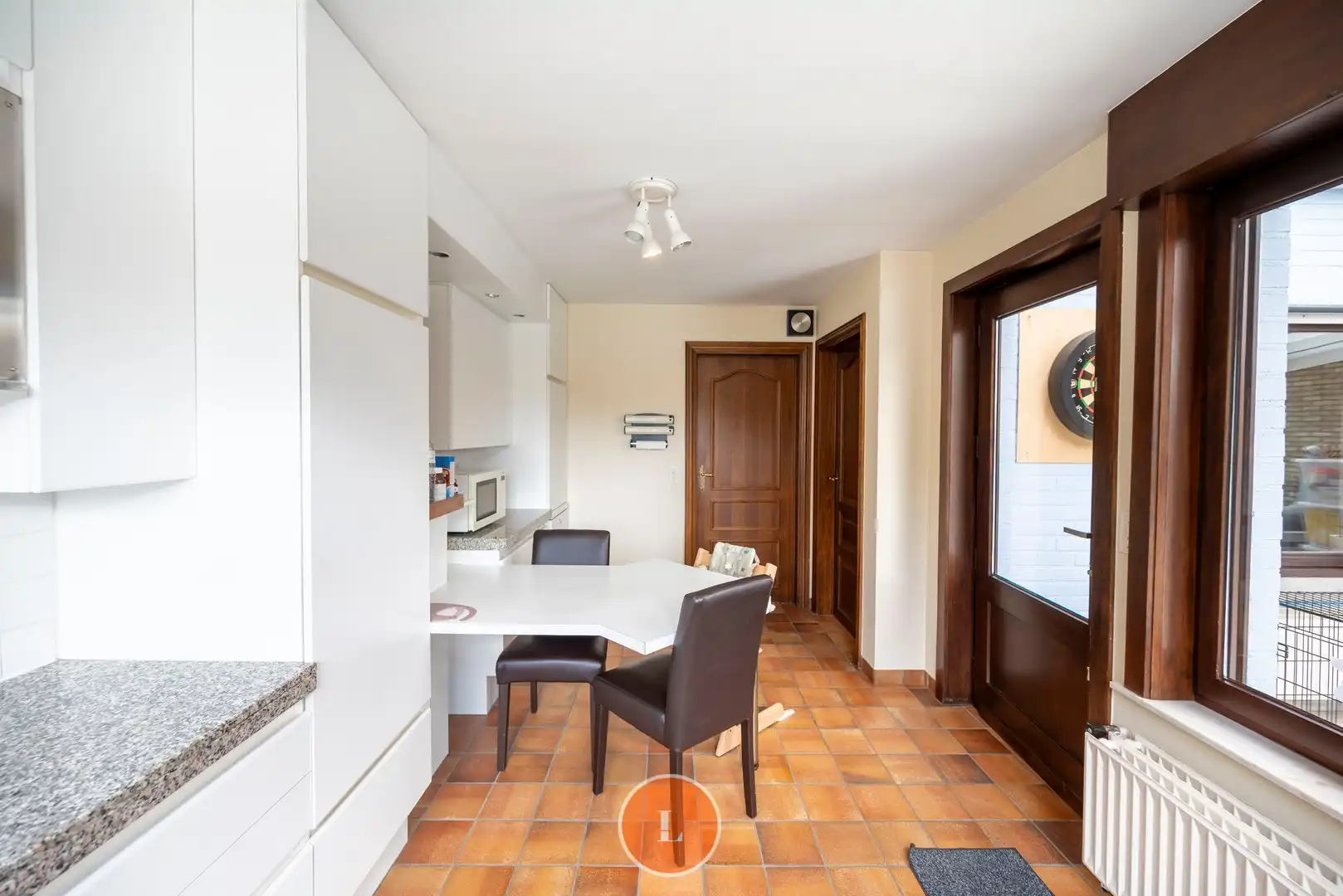 Ruime gezinswoning met grote tuin en uitweg te koop in Menen. foto 8