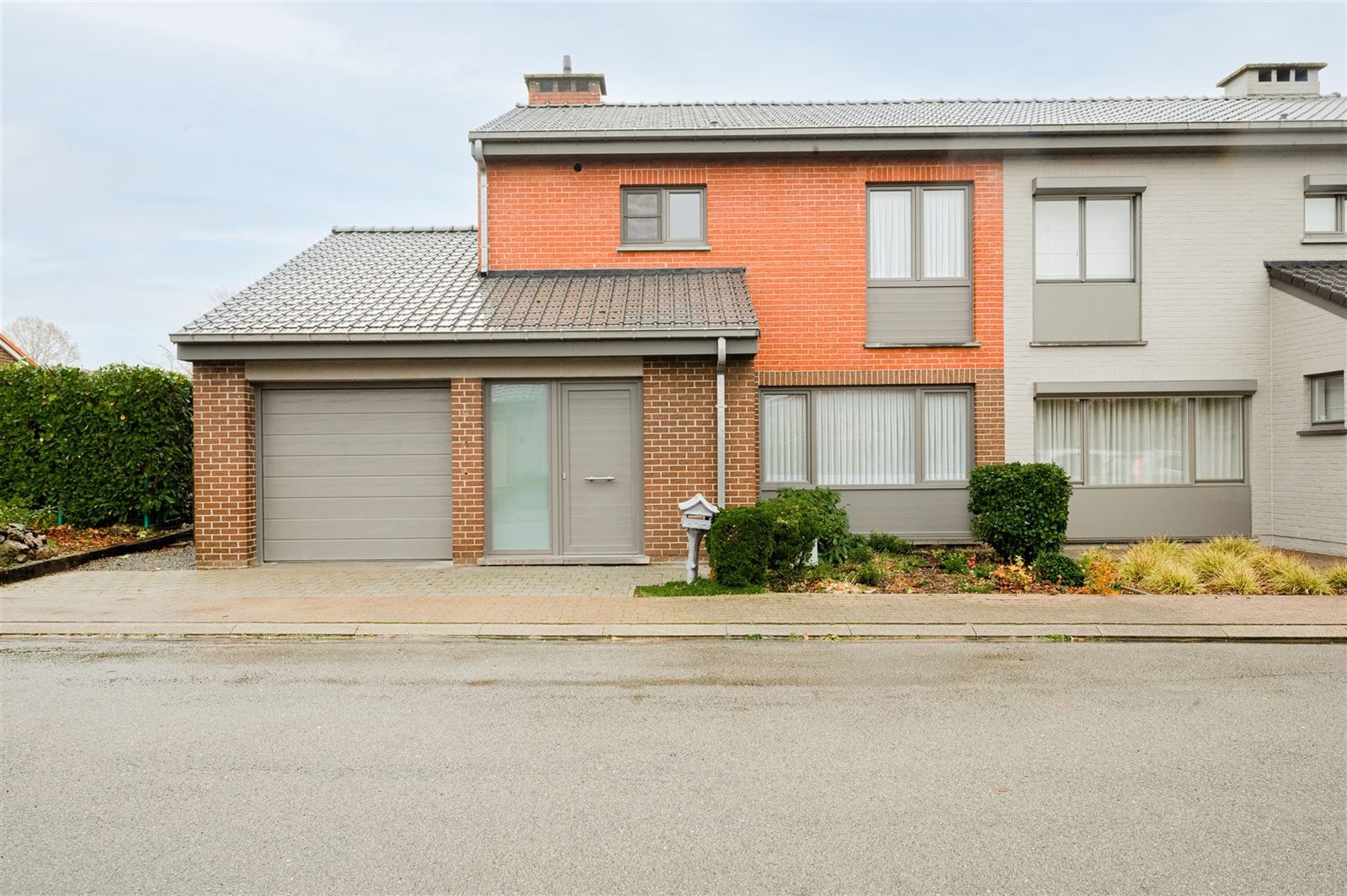 Gezellige gerenoveerde woning in een rustige wijk, met ruime tuin en garage foto {{pictureIndex}}