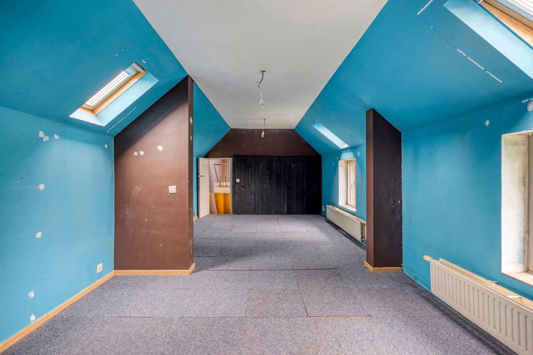 Ruim renovatieproject (226m²) met tuin aan kanaal foto 19