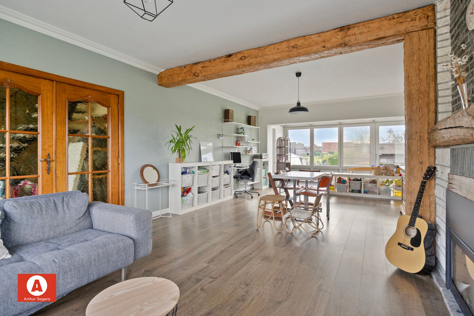 Halfopen woning in doodlopende, rustige straat foto {{pictureIndex}}