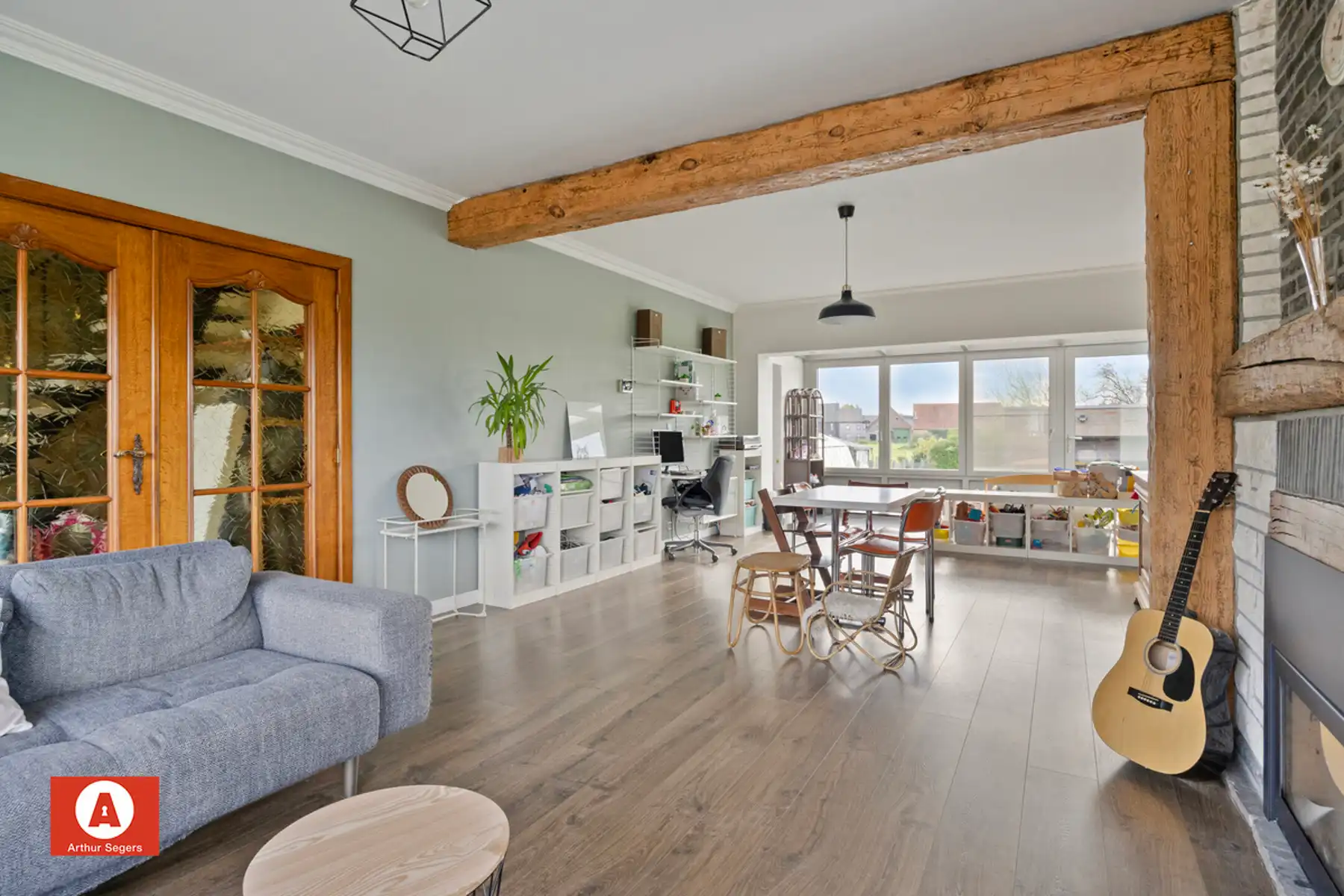 Halfopen woning in doodlopende, rustige straat foto {{pictureIndex}}