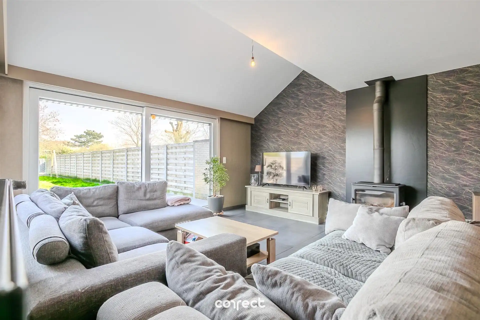 Instapklare gezinswoning  met 4 slaapkamers, garage en ruime tuin. foto 2