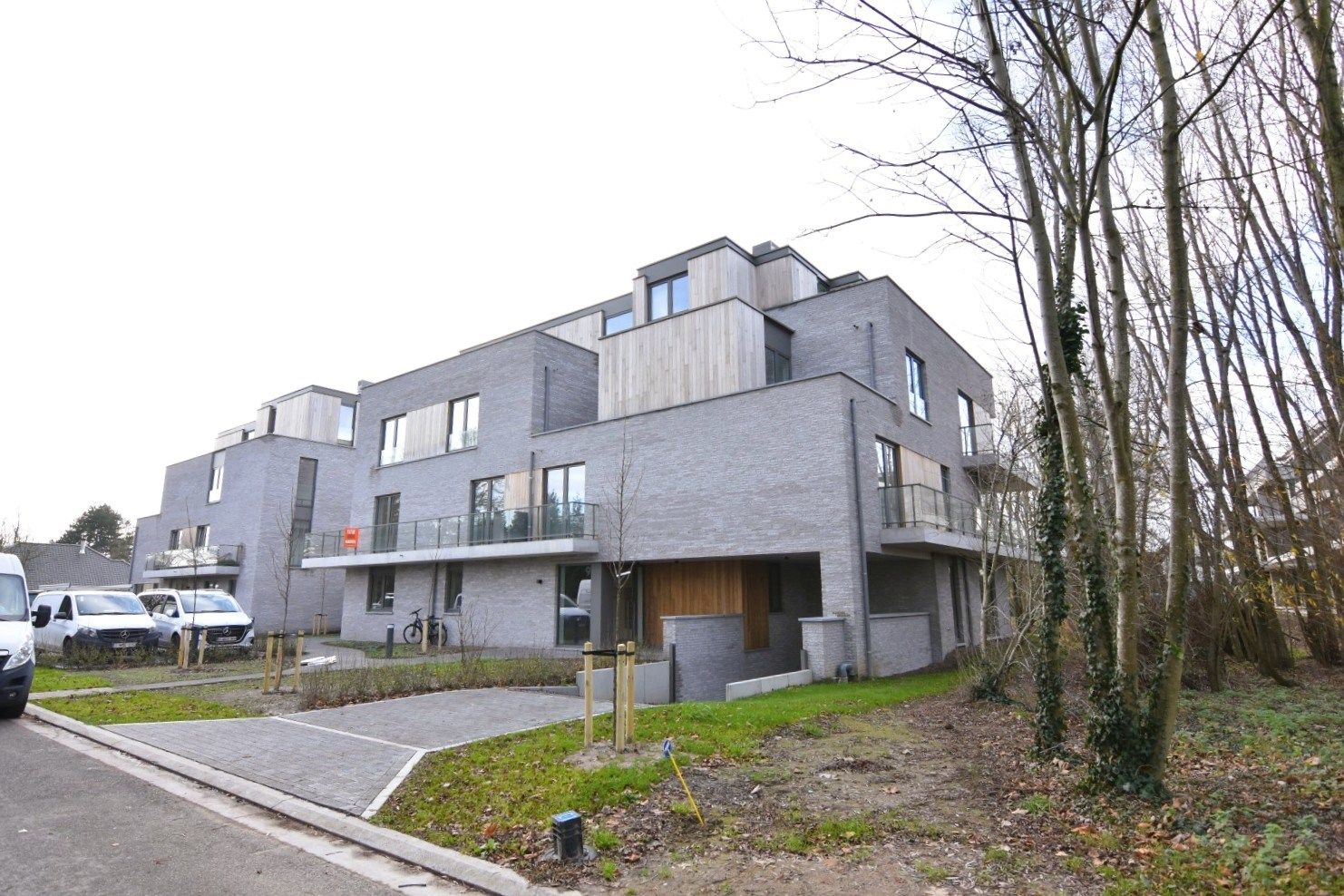 Gloednieuw 2-slpk appartement in moderne woonresidentie met vijverzicht foto 2