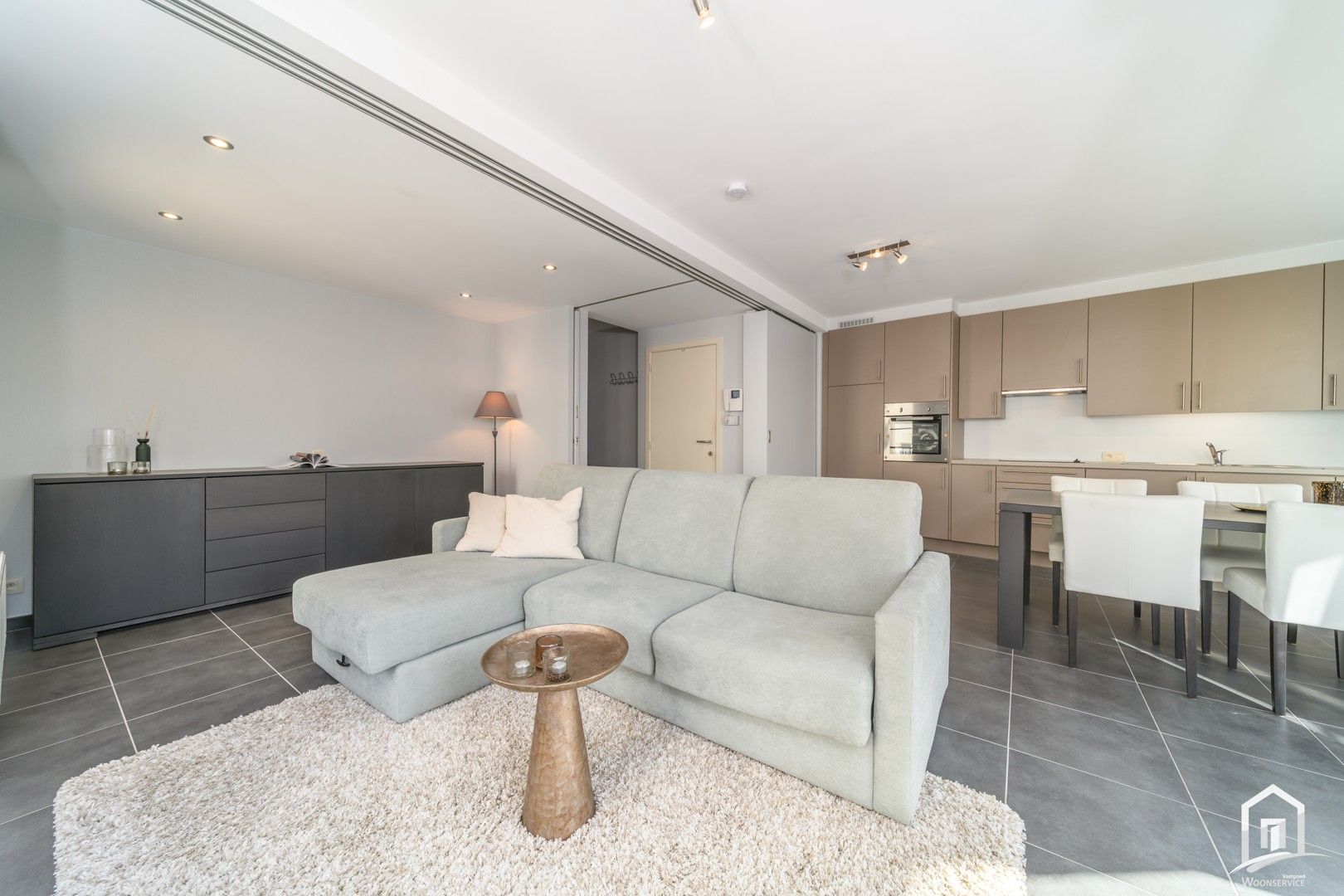 Lichtrijk appartement vlakbij de zeedijk van Knokke-Heist foto {{pictureIndex}}