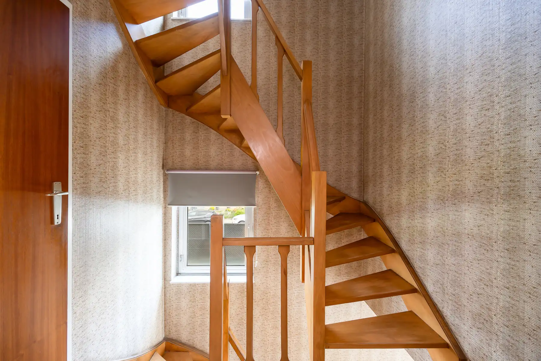 Gezellige halfopen bel-étage met oprit en zonnige tuin in Hoevenen! foto 6