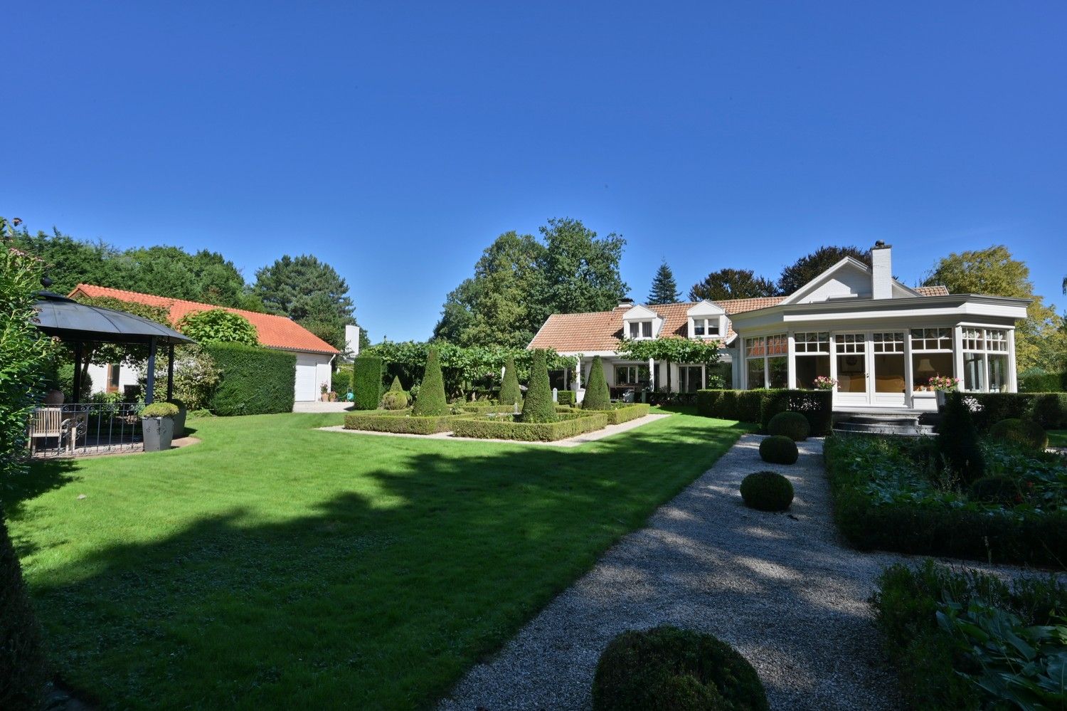 Exclusief afgewerkte villa met parktuin en zwembad, rustig gelegen in villawijk aan bosrand Hoge Kempen foto 3