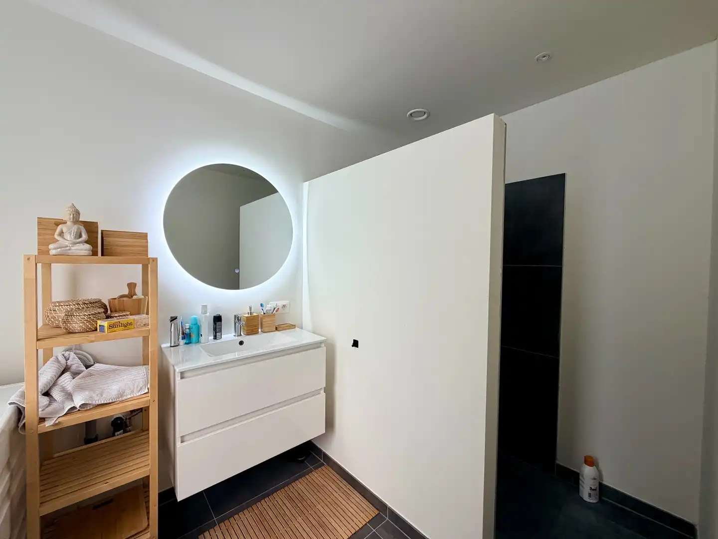 Gerenoveerde woning met drie slaapkamers & autostaanplaats te Roeselare! foto 7