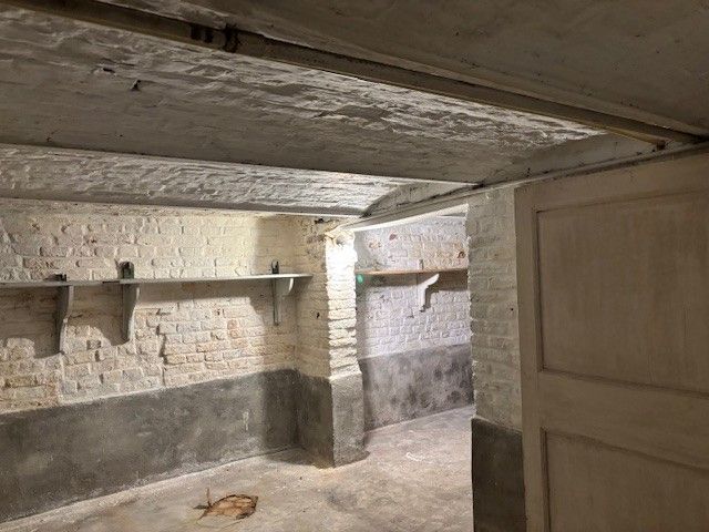 Te renoveren huisje met 2 slaapkamers (4 mogelijk) naast gezellig beluikje aan Sint- Amandsplein. foto 9