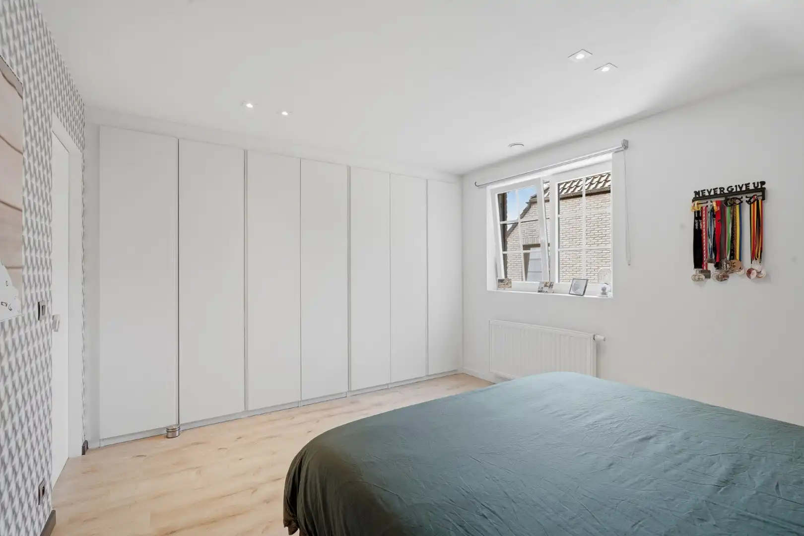 Moderne halfopen bebouwing met zonnige tuin en hoogwaardige afwerking foto 17