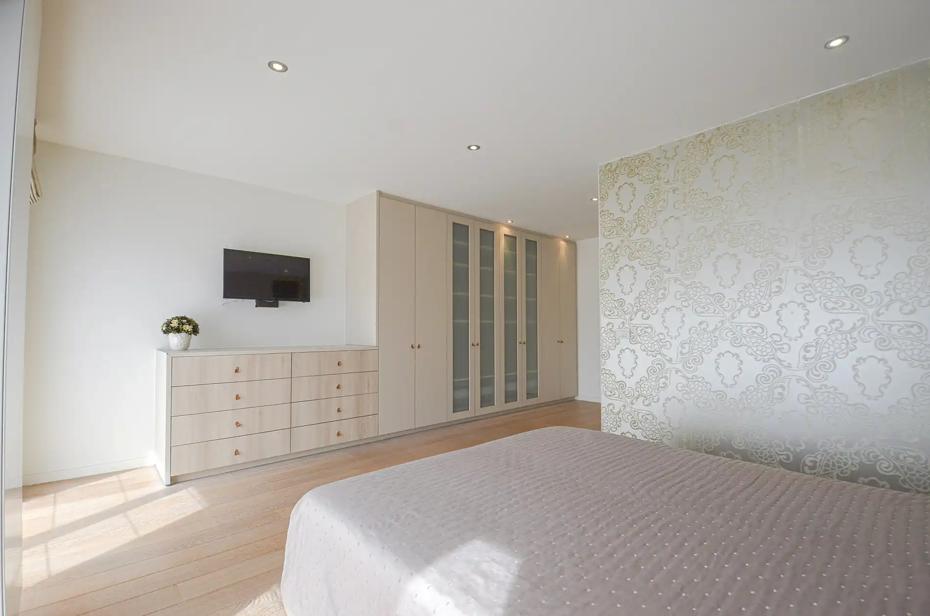 Topaanbieding – Uitzonderlijk ruim appartement gelegen in een stijlvolle residentie. foto 24