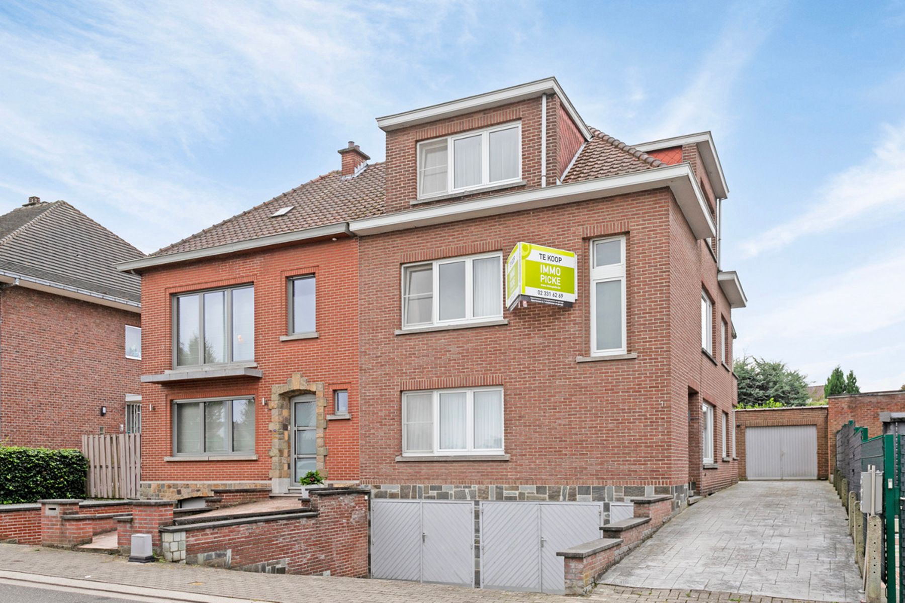 Opbrengsteigendom met 3 appartementen en 3 garages foto 2