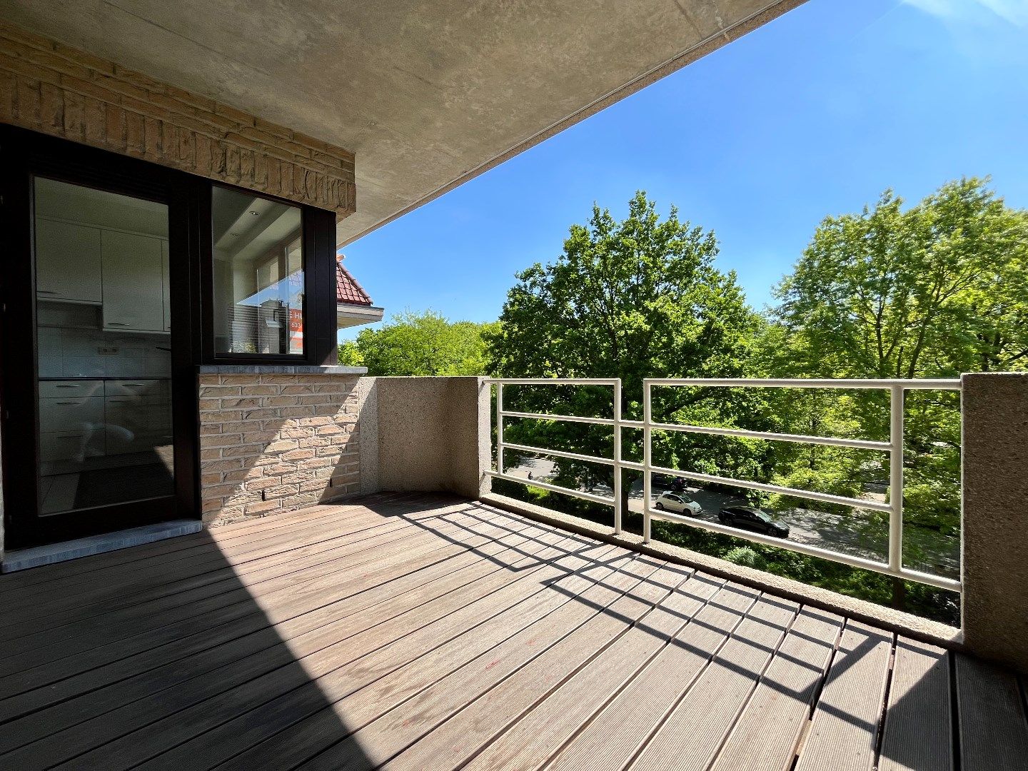 Instapklaar 2 slpk-appartement met 2 terrassen en autostnplts foto 13