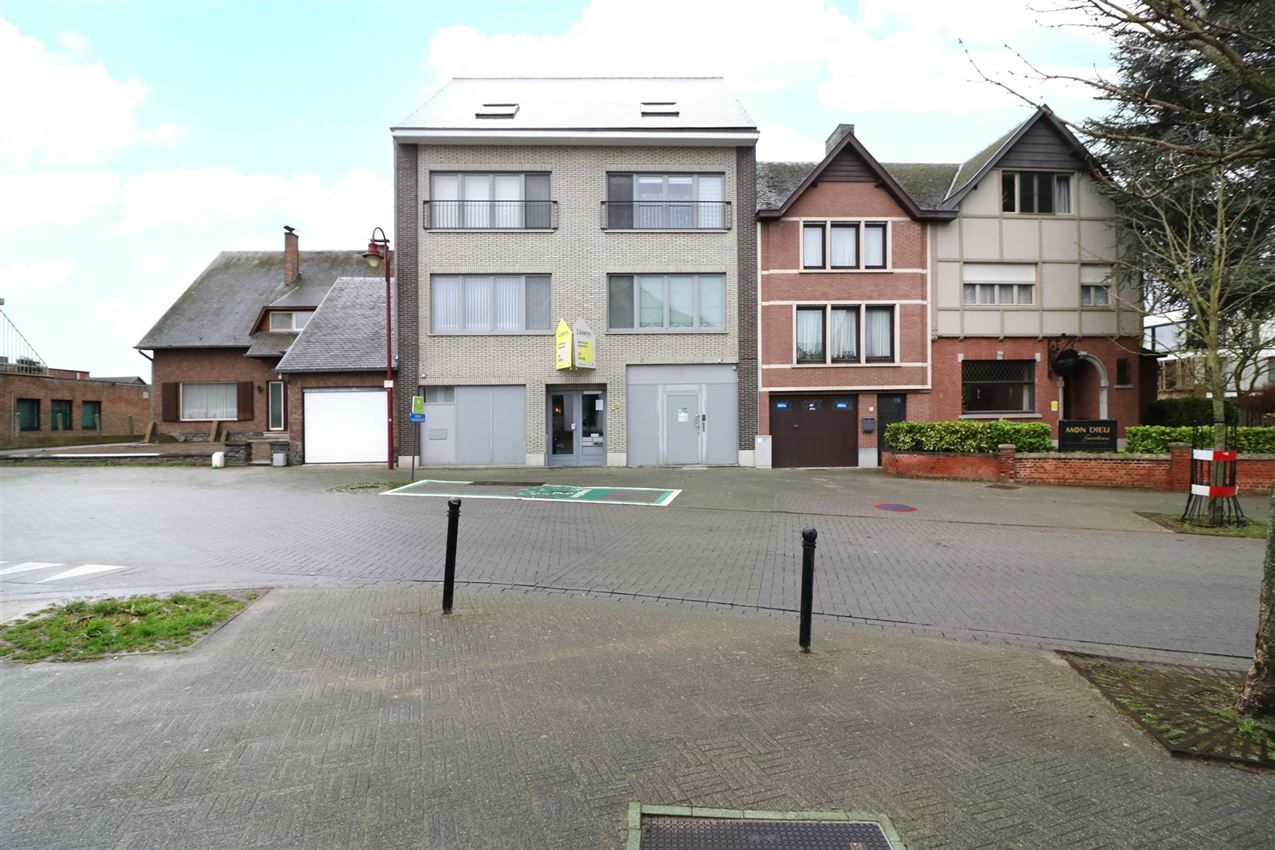 Opbrengsteigendom (handel & 4 app) op toplocatie foto {{pictureIndex}}