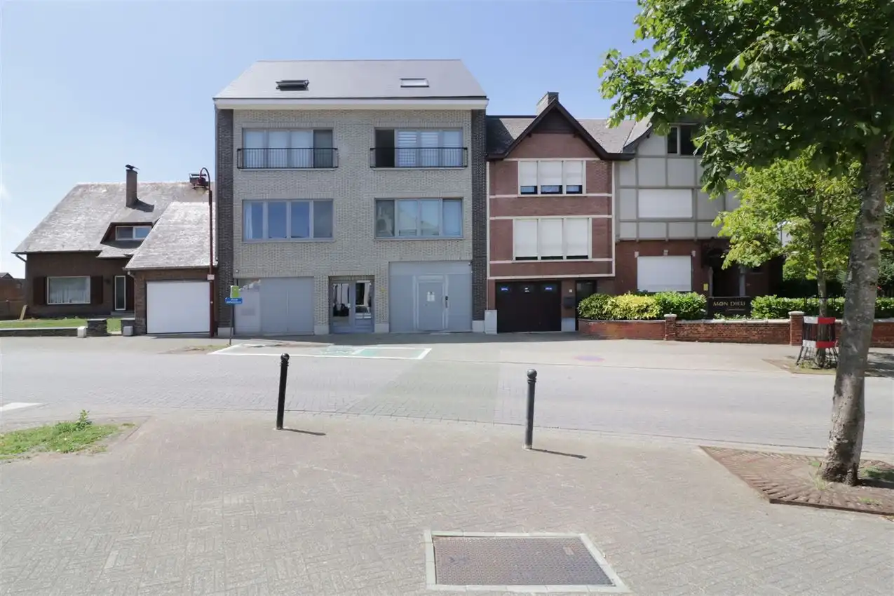Opbrengsteigendom (handel & 4 app) op toplocatie foto {{pictureIndex}}