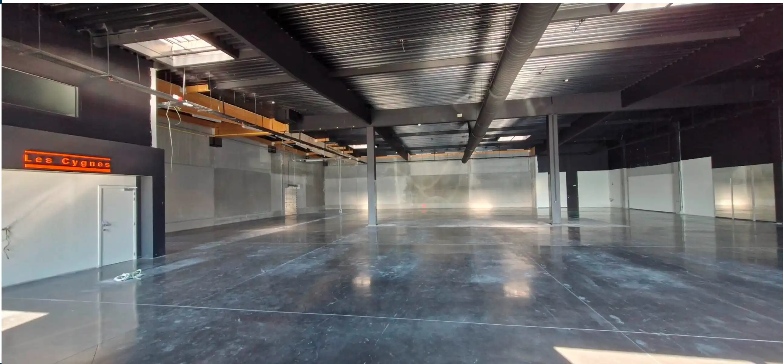 Handelspand van 540 m2 te huur in het commercieel centrum te Froyennes. (70 enseignes) foto 7