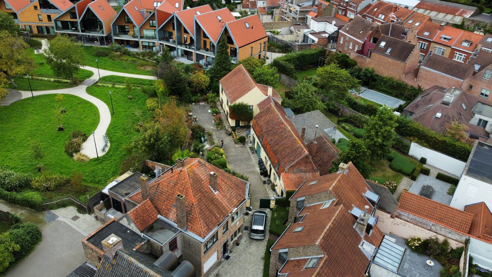 Uniek! Te vernieuwen half open tot open woning met leuke tuin in super hartje Brugge! foto 5