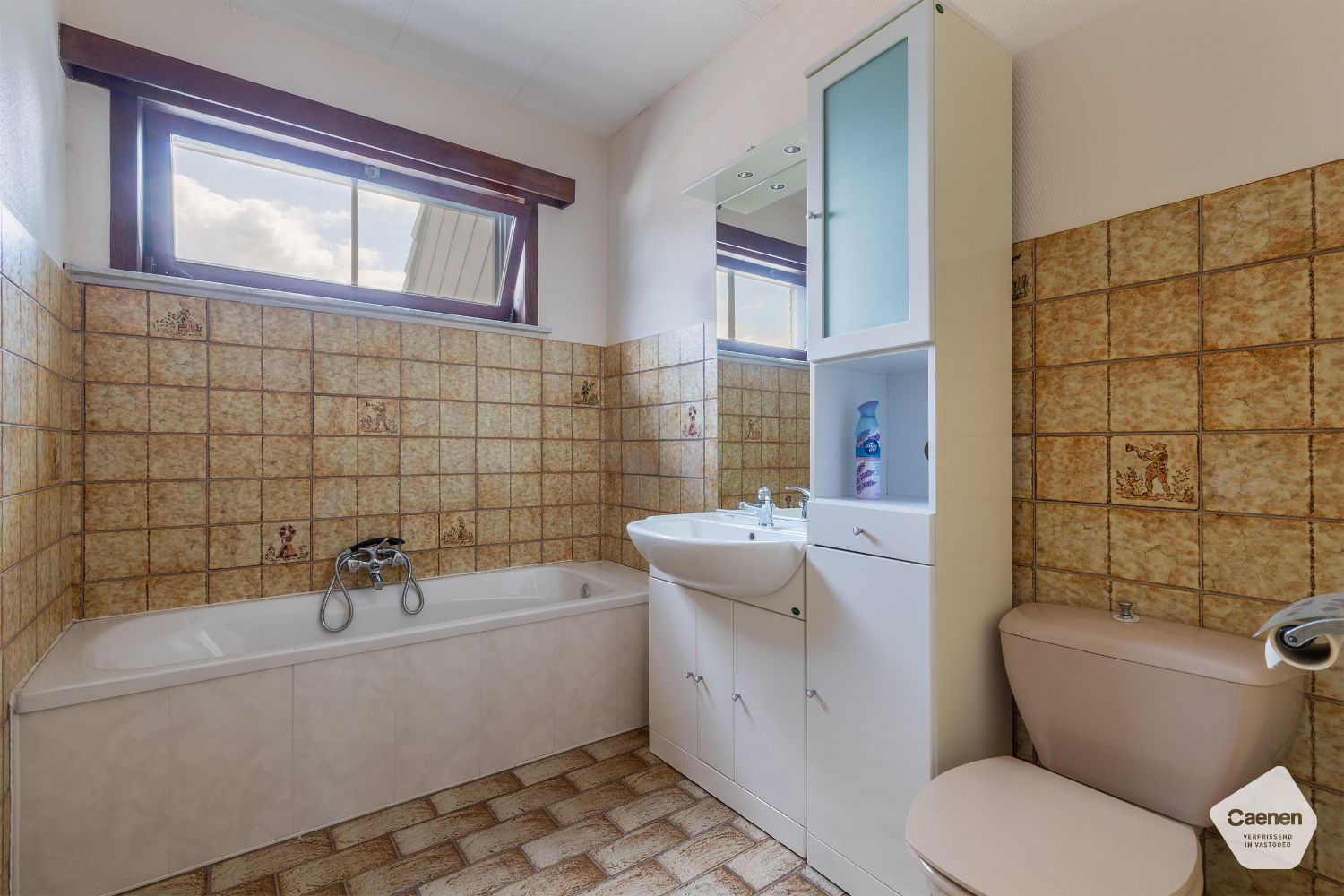Te renoveren woning met 3 slaapkamers, inpandige garage en mooie uitgestrekte tuin! foto 11