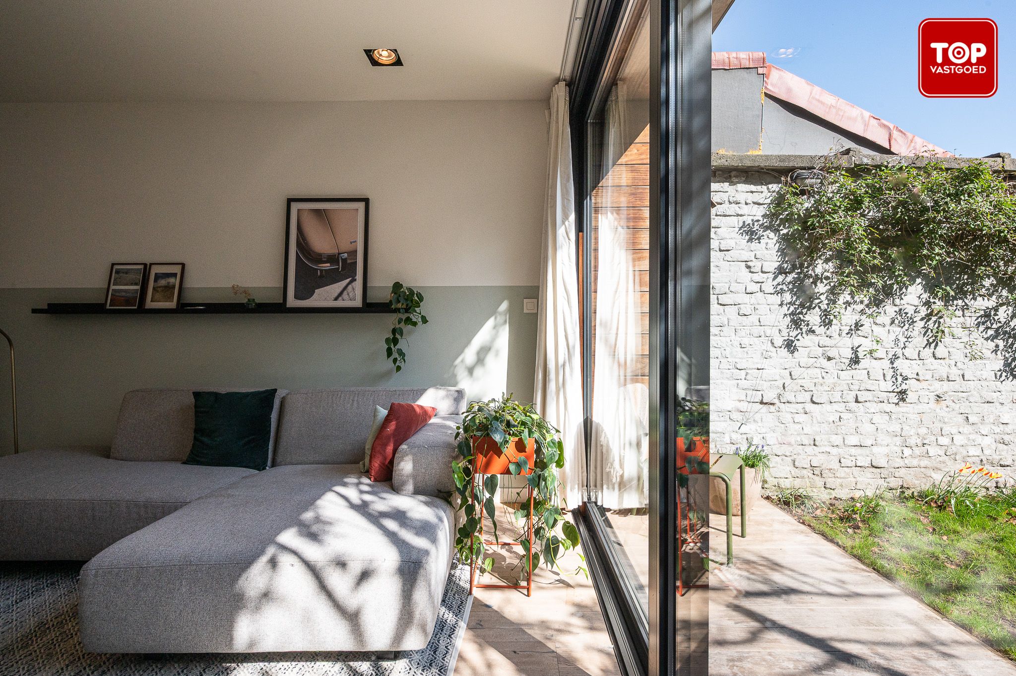 Instapklare en lichtrijke woning met zonnige tuin nabij het centrum van Gent. foto {{pictureIndex}}