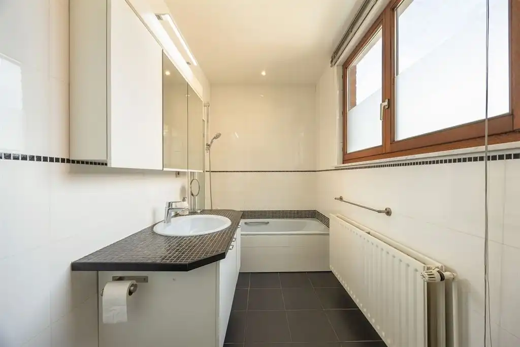 Instapklaar huis met ruime tuin  foto 20