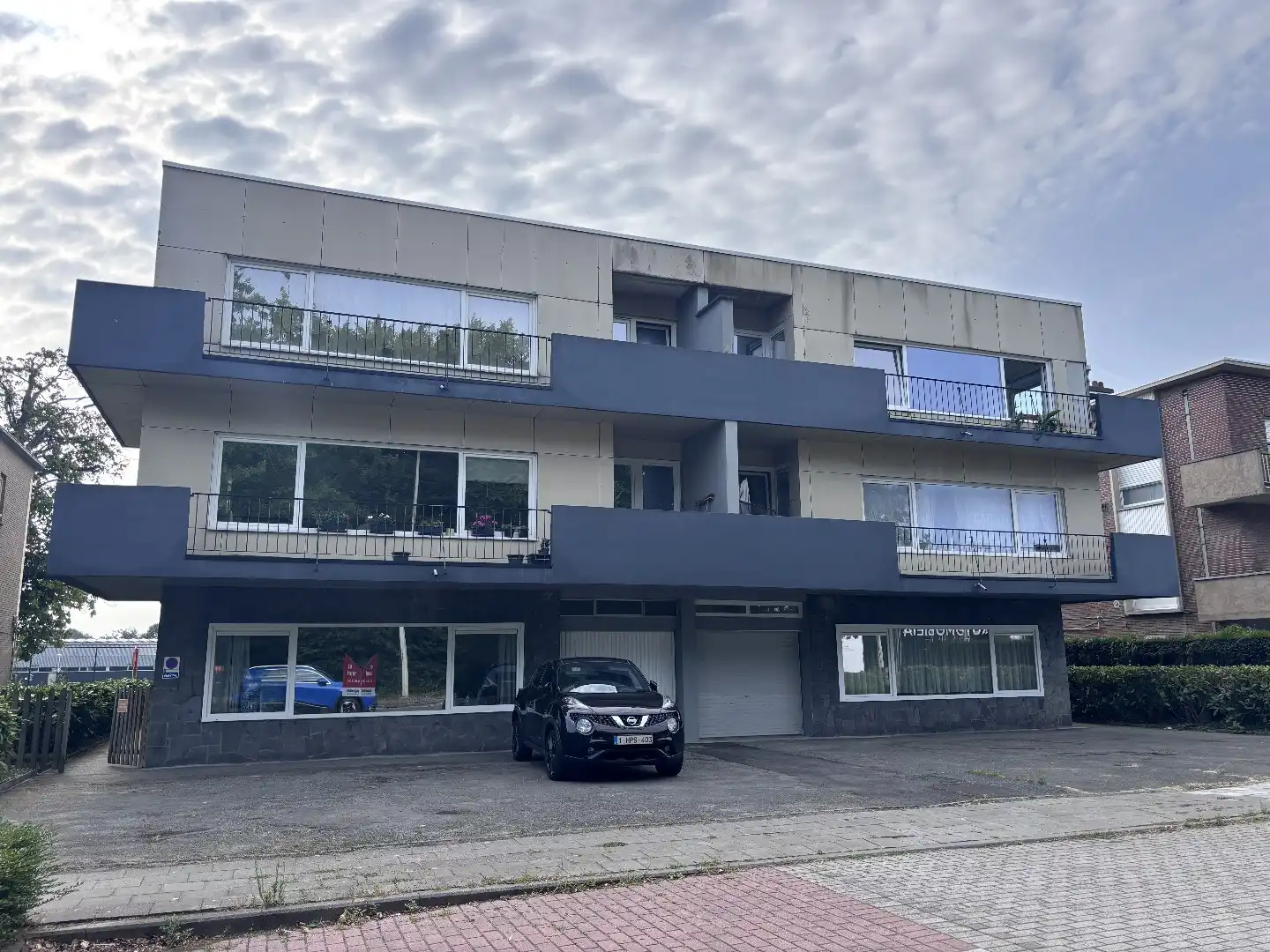 Instapklaar, gerenoveerd gelijkvloersappartement met 2 slaapkamers en garage foto {{pictureIndex}}