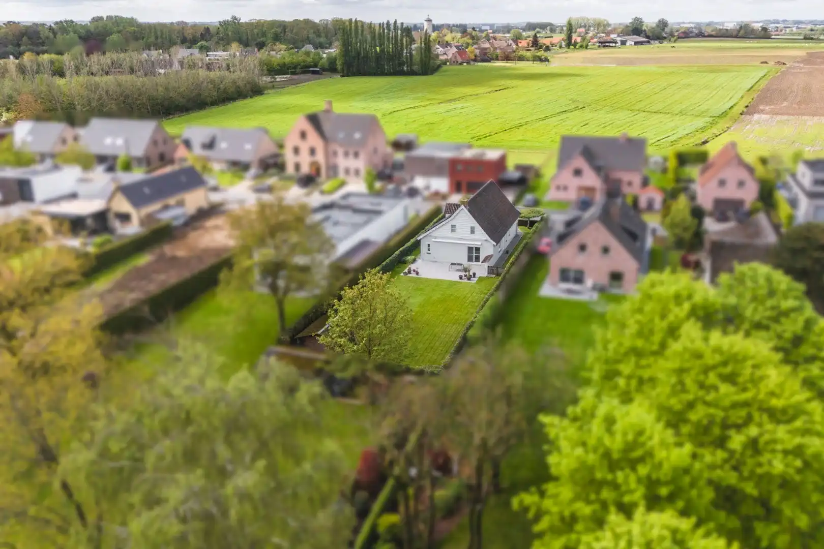 Villa met 3 kamers, 20 zonnepanelen en een dubbele garage op 800 m² foto 3
