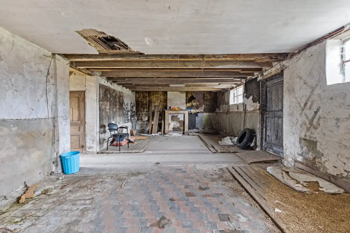 Veelzijdige te renoveren hoeve te koop in Jabbeke foto 6