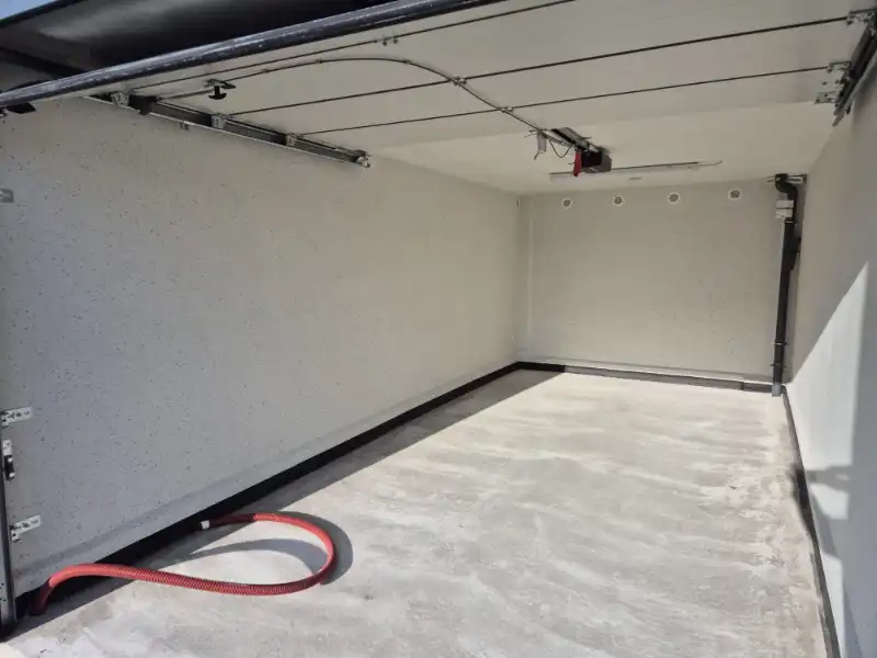 Roeselare. Op uitstekende ligging net buiten het centrum kan u deze recente garage terugvinden. NR 3.&nbsp; Op afgesloten terrein met poort. foto 2