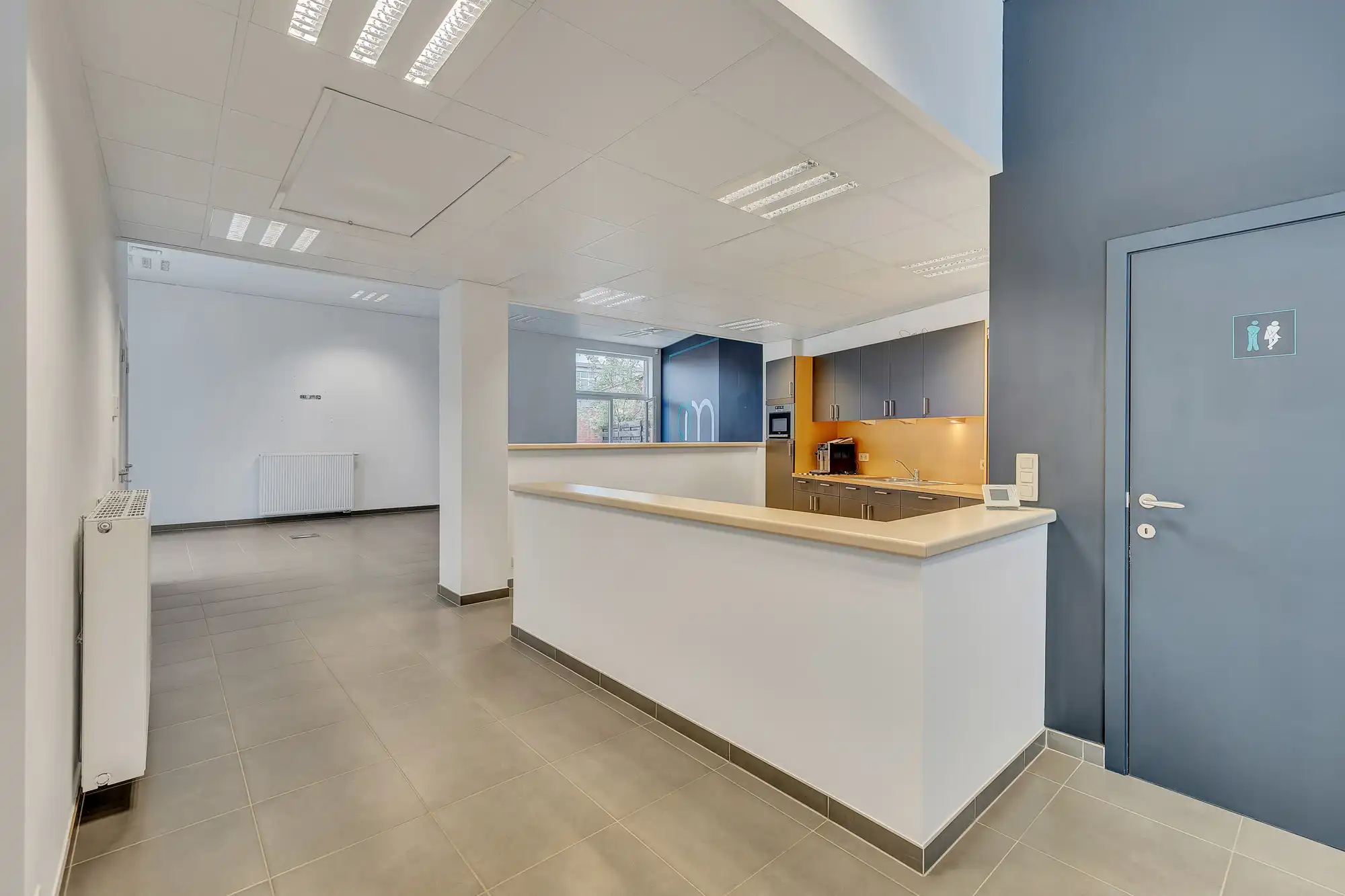 Instapklaar commercieël gelijkvloers met parking in Aalst foto 6