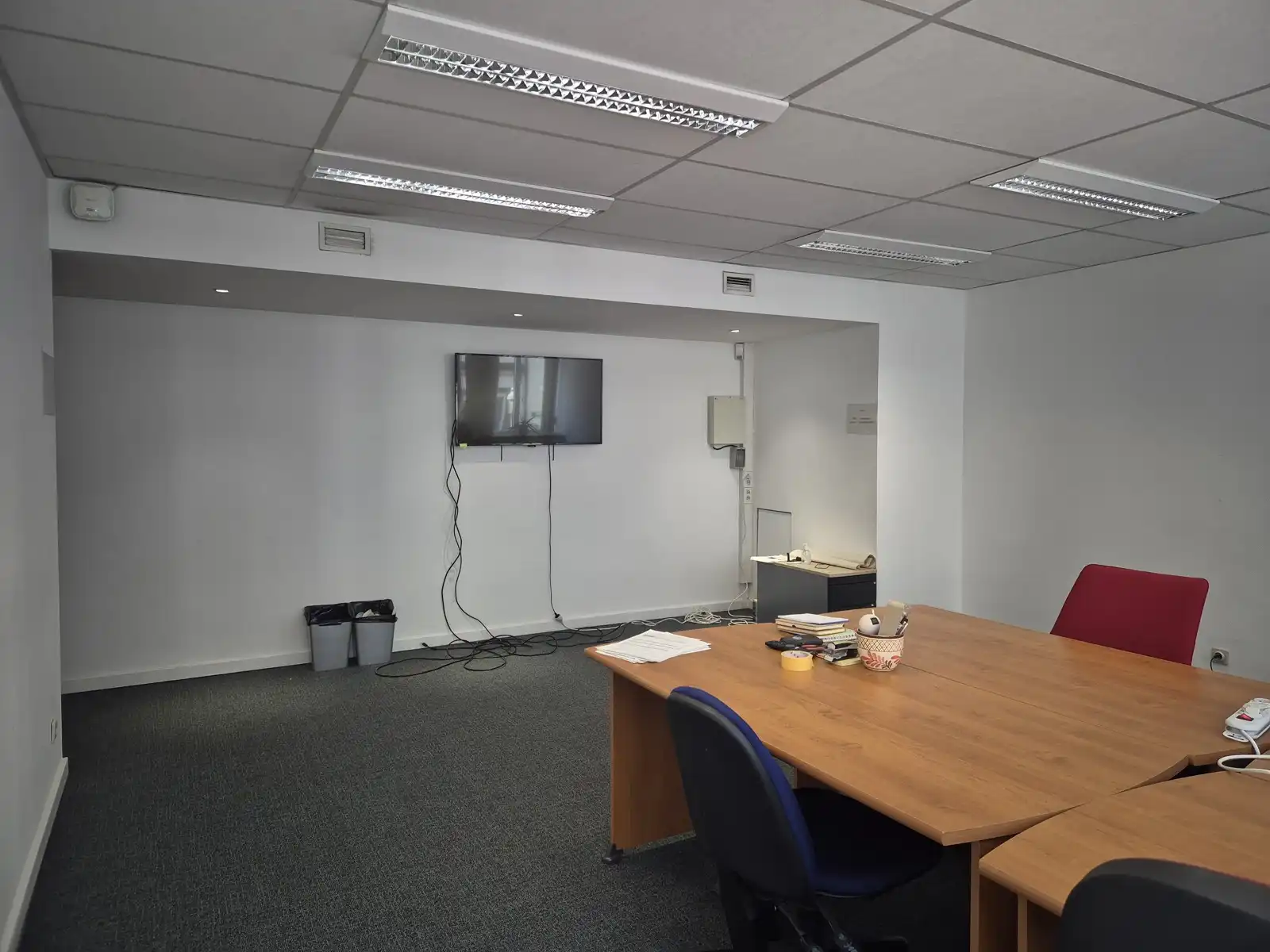 Ruime kantoorruimte met aparte bureaus in het centrum  foto 5
