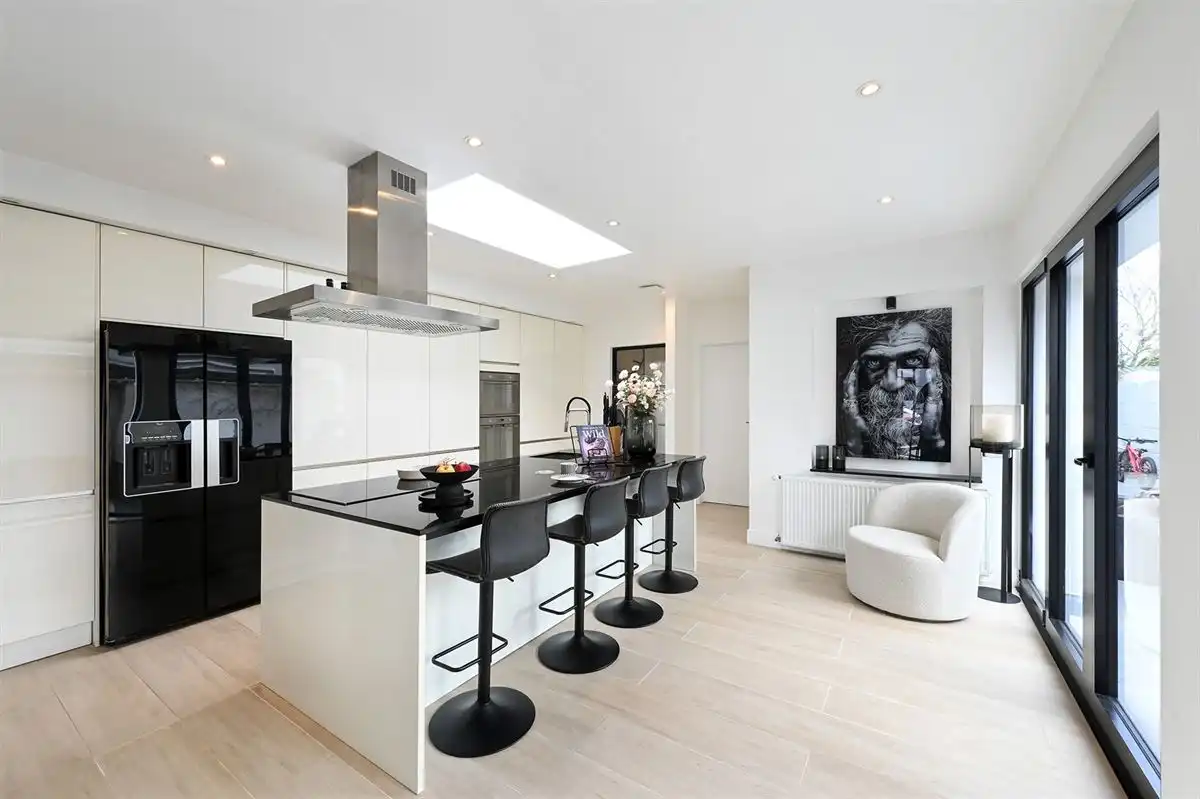 Geheel gerenoveerde woning met leuke tuin en grote garage foto 2